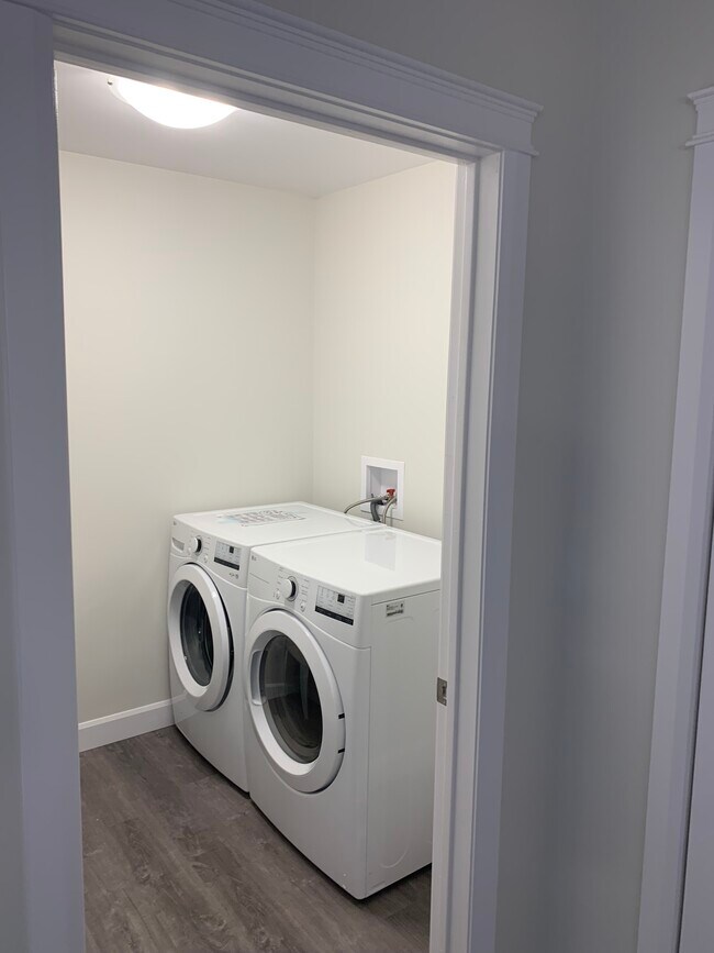 Photo - 300 Kooiman Av