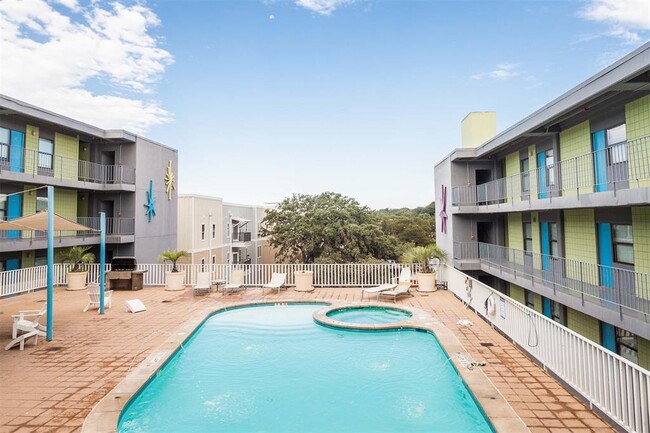 Building Photo - 2408 Leon St Unit 206-B Rental