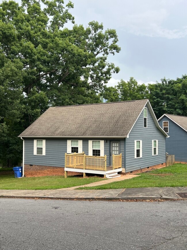 Great house on corner lot.. - 20 Enka Pine St Casa