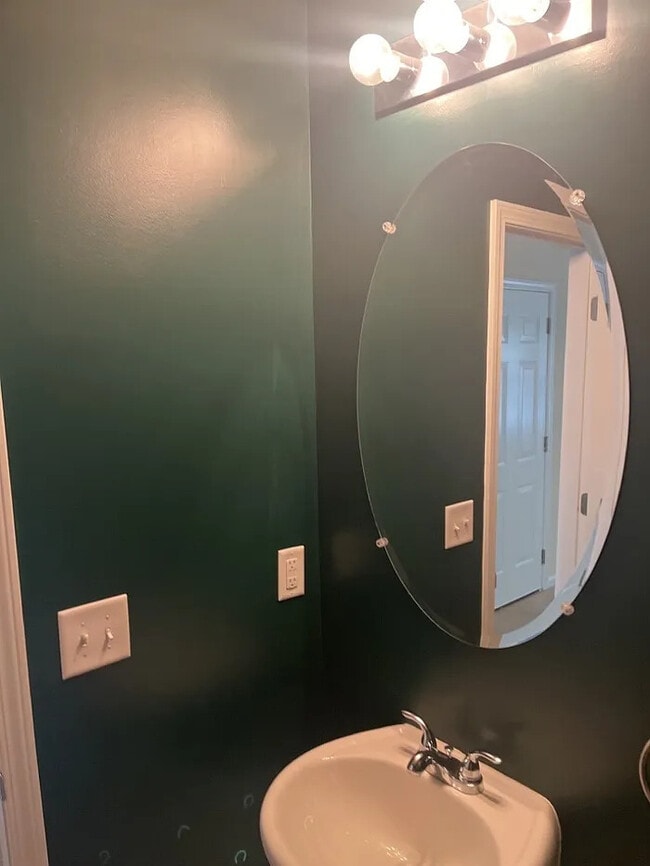 Photo - 4 Bedrooms 2.5 Bathrooms