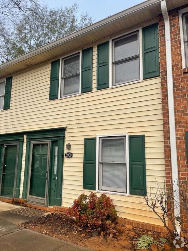 Building Photo - 2 bedroom/2.5 bath townhome in Clemmons