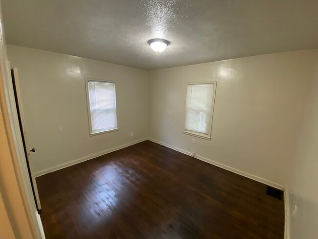 Beautiful 2 Bedroom with Hardwood Floors - Beautiful 2 Bedroom with Hardwood Floors House