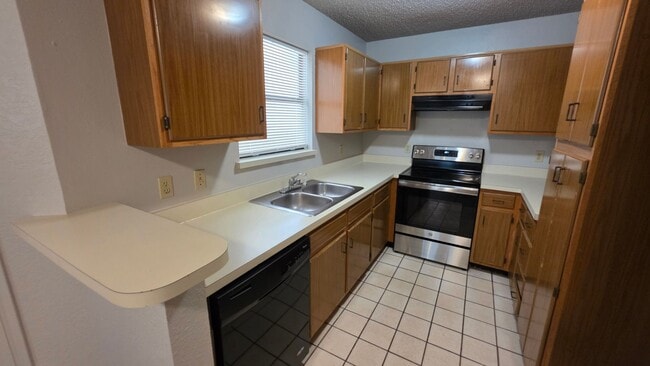 Photo - 906 Meadow Cir N