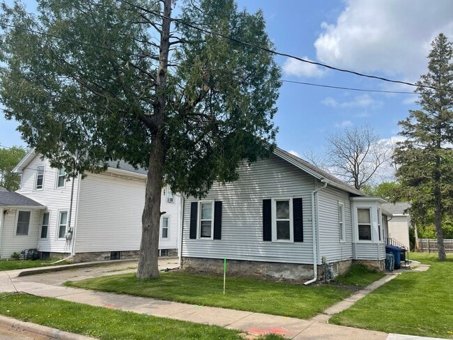 Building Photo - 514 W Lincoln Ave