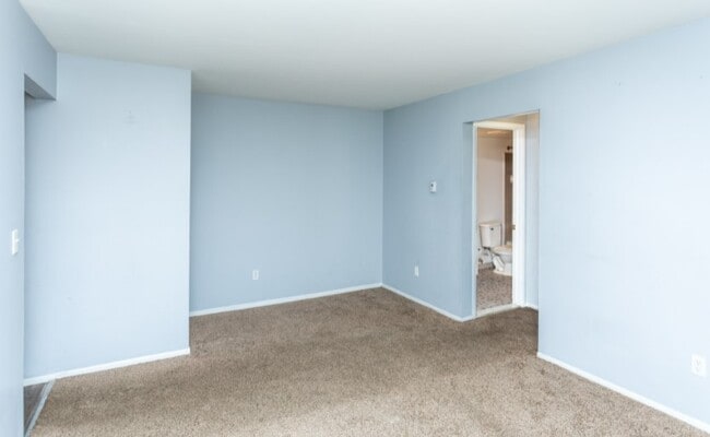Baño privado - Kings Pointe Apartments - Warren, MI