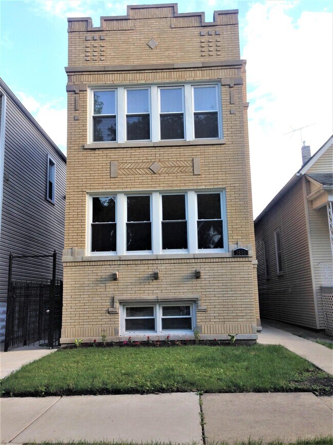 Photo - 3659 W Belle Plaine Ave Unit 1