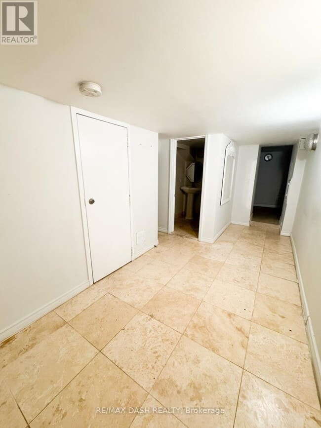 Photo - 1529 Queen St E