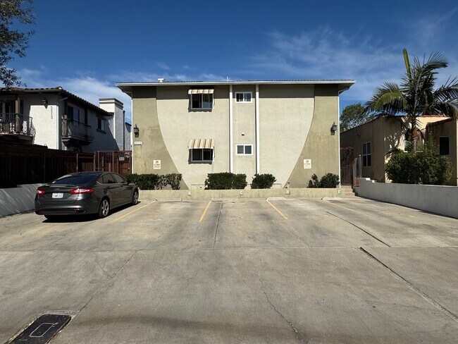 Building Photo - 3222 Collier Ave Unit 3222 Collier Ave- B
