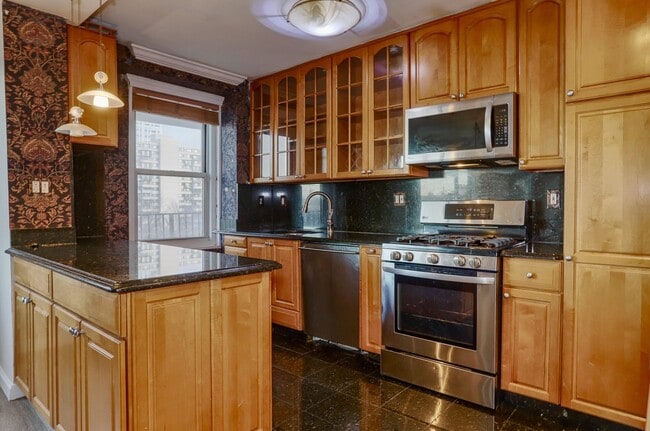 Building Photo - 225 St Pauls Ave