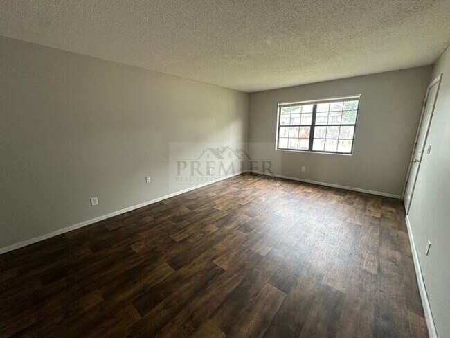 Photo - 300 W Montgomery St