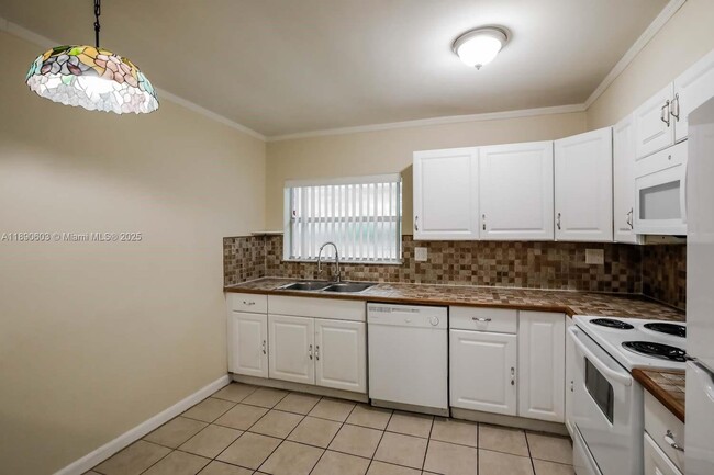 Photo - 7944 Meridian St