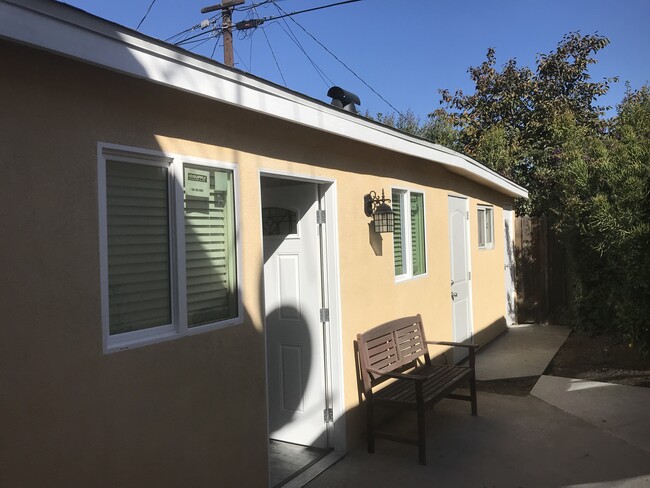 Building Photo - 2544 S Bentley Ave Rental