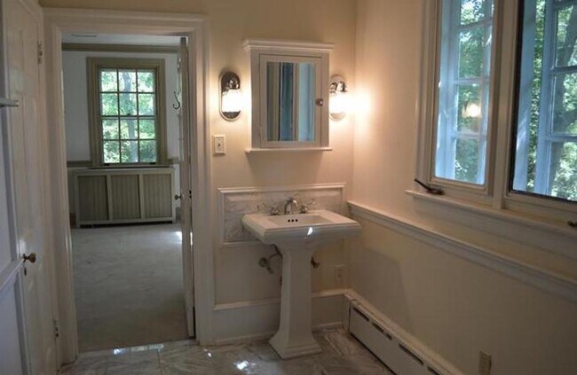 Photo - Large Updated 5 Bed / 3.5 Bath Home - Larg...