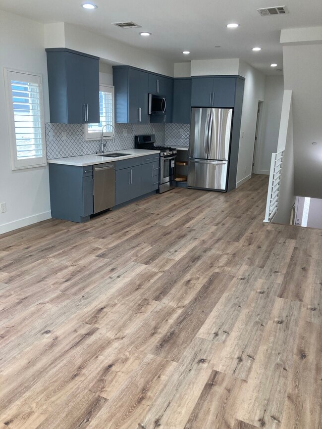 Building Photo - 648 N Serrano Ave