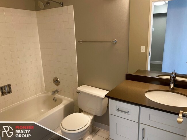 Photo - 2551 N Clark St