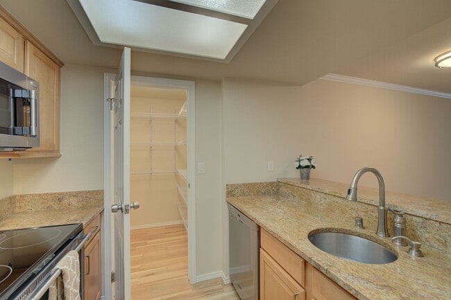 Building Photo - 2Bd/1Ba Bellevue Condo Unit A302