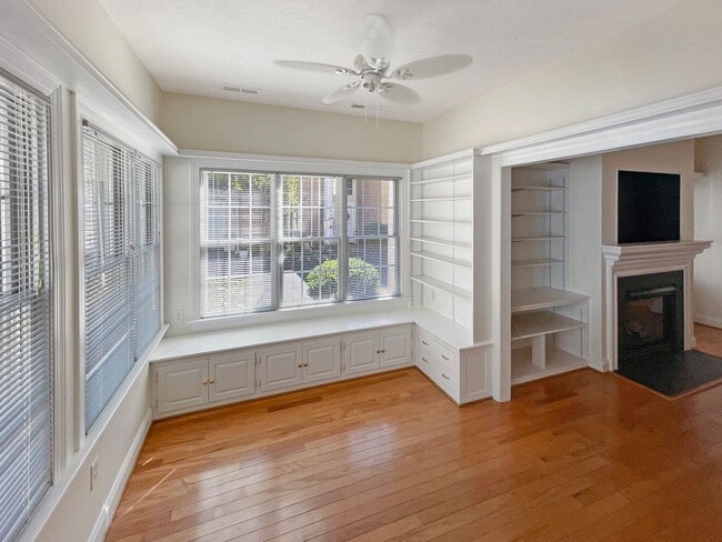 Photo - Spacious 3 bedroom/ 2 full bath home in Mi...