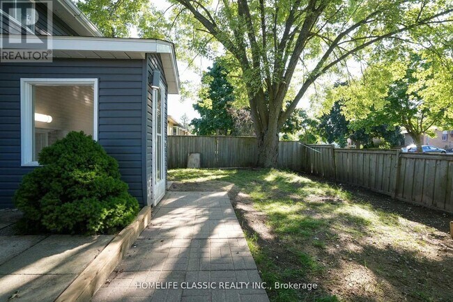 Photo - 100 Chaucer Crescent