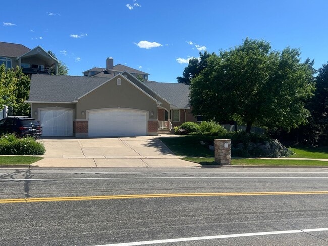 Spacious and Modern 5 Bed, 4 Bath Home - Spacious and Modern 5 Bed, 4 Bath Home