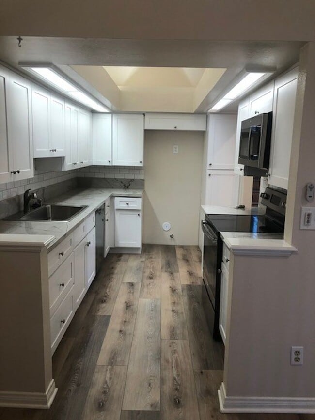 Building Photo - Remodeled 2-Bed, 2-Bath Condo with Garage ...