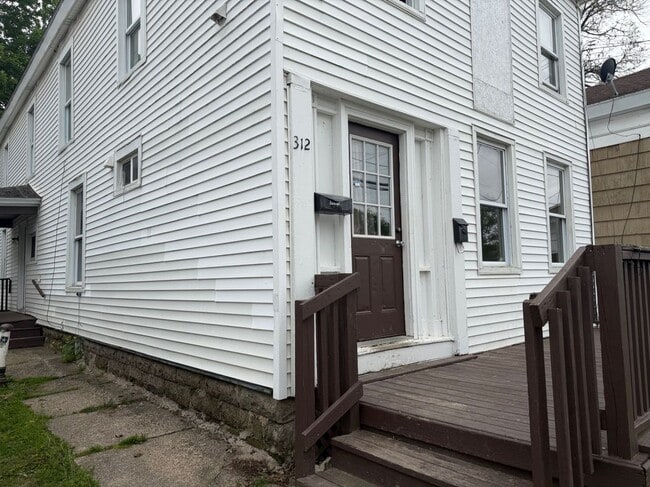 Building Photo - 312 Utica St