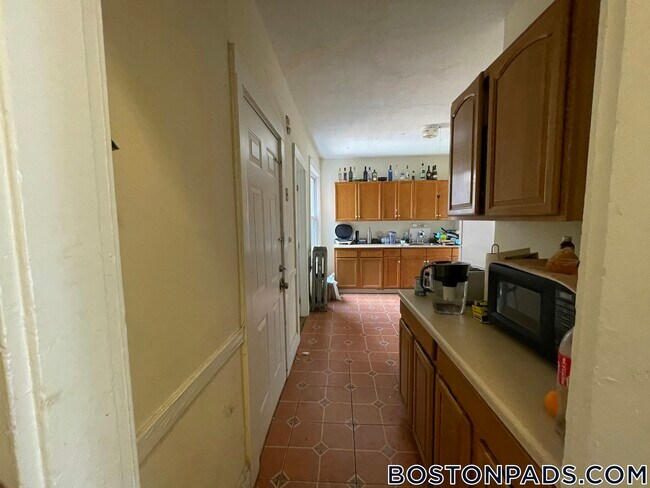 Building Photo - 192 Kelton St Rental