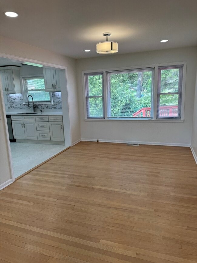 Photo - 7450 Webster St