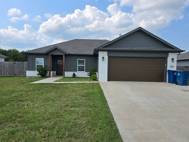 Building Photo - Beautiful 3 BR, 2 BA in Corsicana