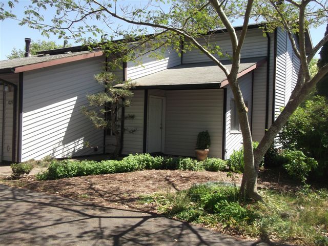 Quiet townhouse apartment - 1075 SE Goodnight Ave Townhome