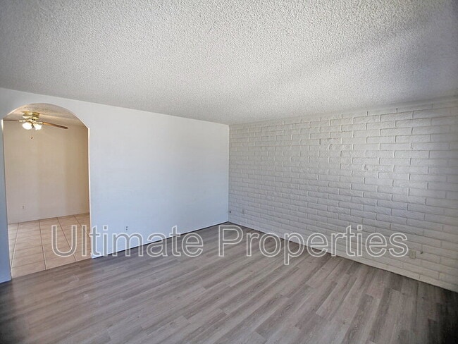 6043 N 71st Ln