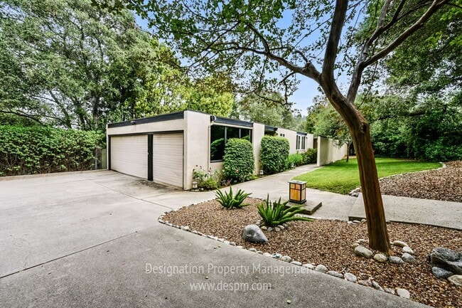 Building Photo - 3 BR 2 BA La Canada Flintridge 3 car garage
