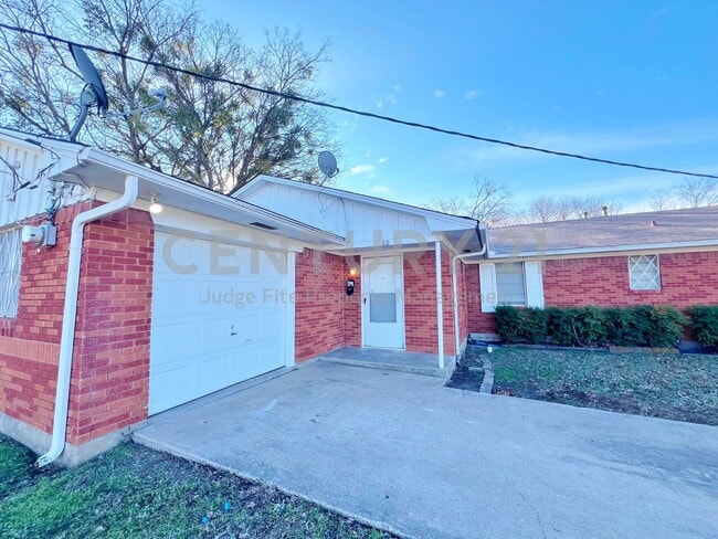 Building Photo - Charming 2/1/1 Duplex in DeSoto ISD For Rent!
