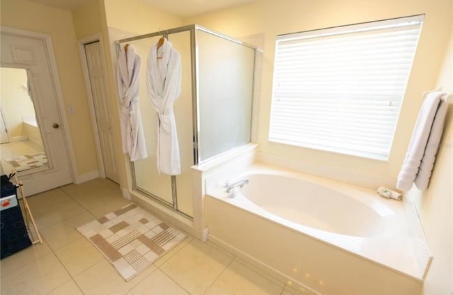 Photo - 423 Sandringham Ct