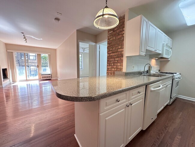 Photo - 435 W Oakdale Ave Unit 2E