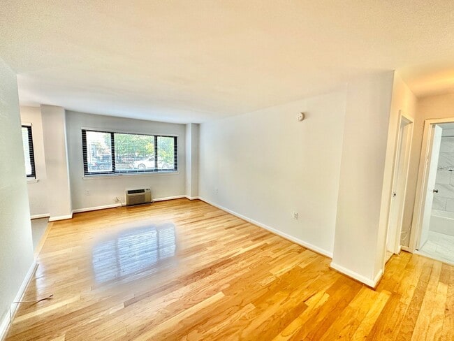 Photo - Spacious One Bedroom Condo In the Heart of Dupont - 17th/New Hampshire. Unidad 108