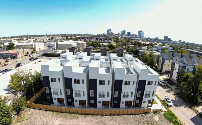 Building Photo - New Beautiful Townhome Great Location