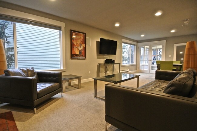 Building Photo - EXQUISITE 4 BED/3 BATH FURNISHED EASTLAKE ... Rental