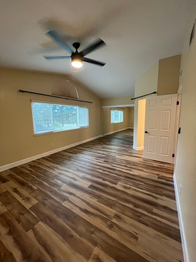 Photo - 827 Notre Dame Dr