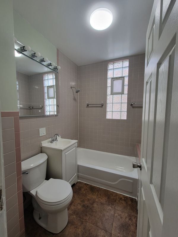 Photo - 1302 E 72nd St