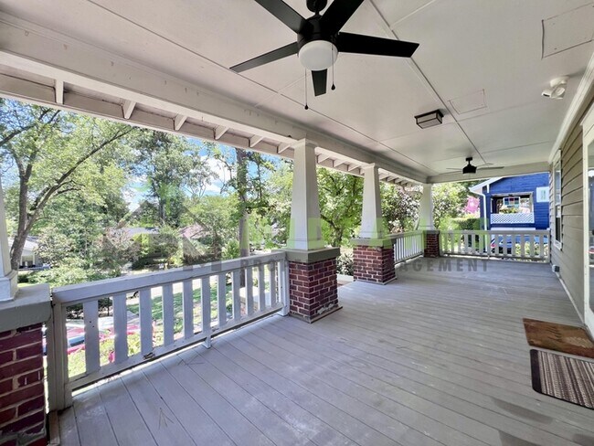Photo - 2417B Clark Street