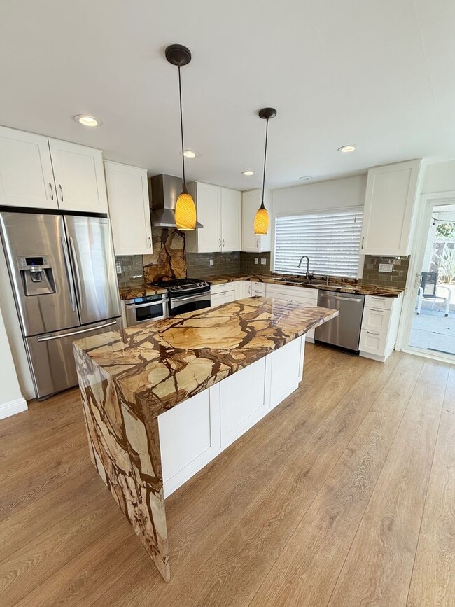 Building Photo - Beautifully Upgraded 4 Bed/2 Bath Single-L... Rental