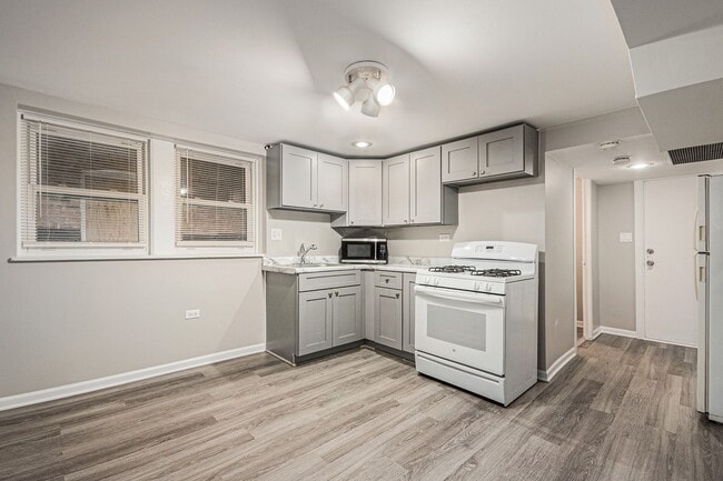 Kitchen - 1820 Grove Ave Unit B