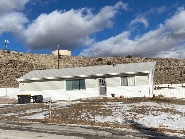 Building Photo - 127 El Rancho Dr Rental