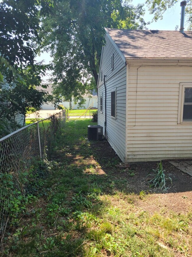 2 Bedroom, 1 bath home for rent House Rental in Champaign, IL