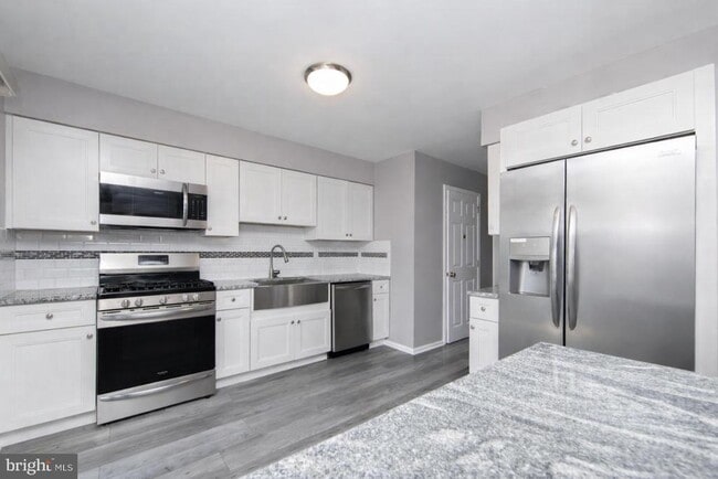 Photo - 304 Coventry Way