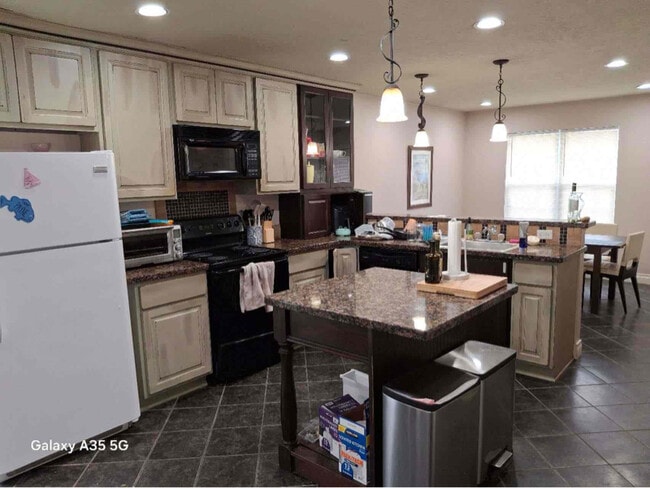 Photo - 129 Richards St