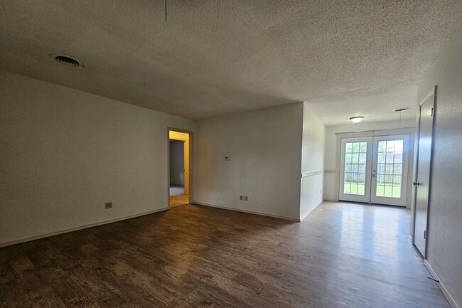 Photo - (3) Bed/(2) Bath Avail NOW!! Pet Negotiable!