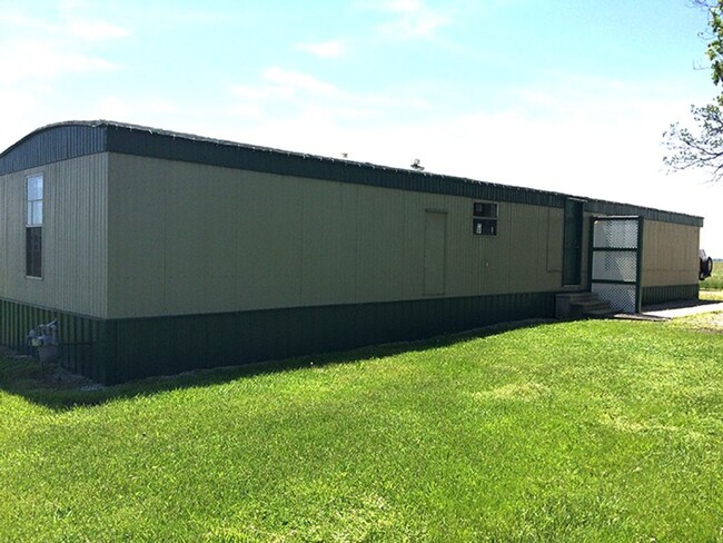 2 Bed 2 Bath Mobile Home Sitting On 1 Acre - 2 Bed 2 Bath Mobile Home Sitting On 1 Acre