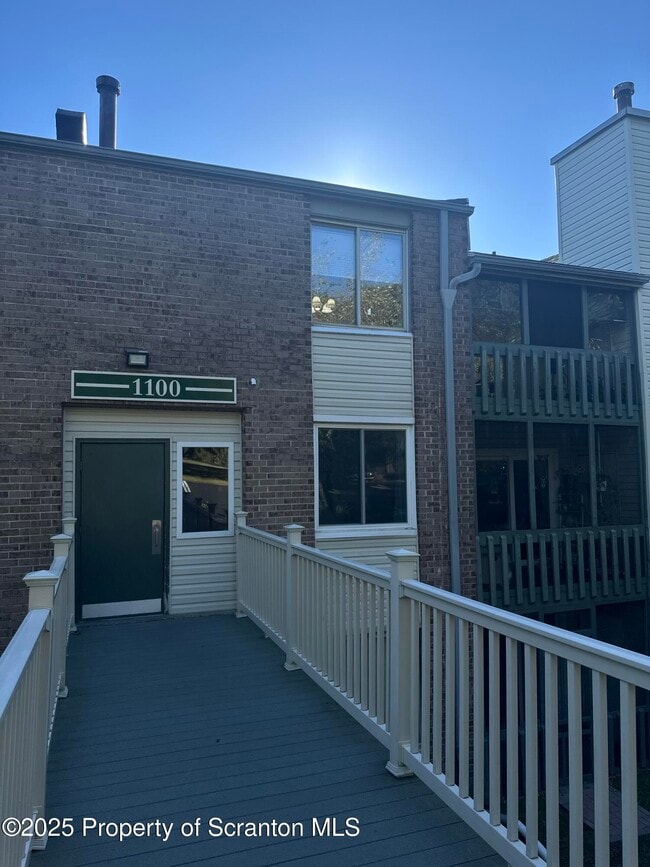 Building Photo - 1112 Summit Pointe