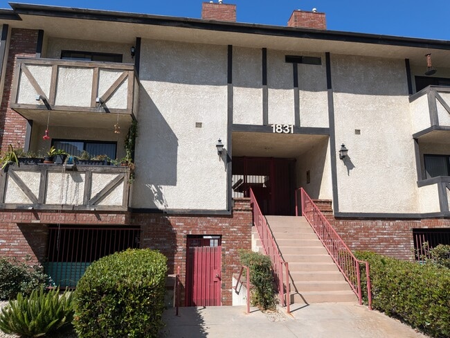 Building Photo - 1831 Purdue Ave Unit 205